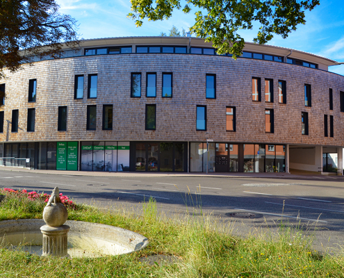 Foto des fertiggestellten Wohn- und Geschäftshaus "An der Buchel" in Marktoberdorf als Referenz für ein fertiges Wohnprojekt der Höbel Immobilien GmbH
